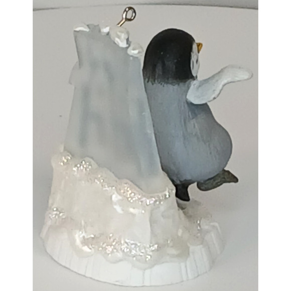 Mumble Moves! 2006 Hallmark Happy Feet Ornament QXI3086 - Picture 5 of 11